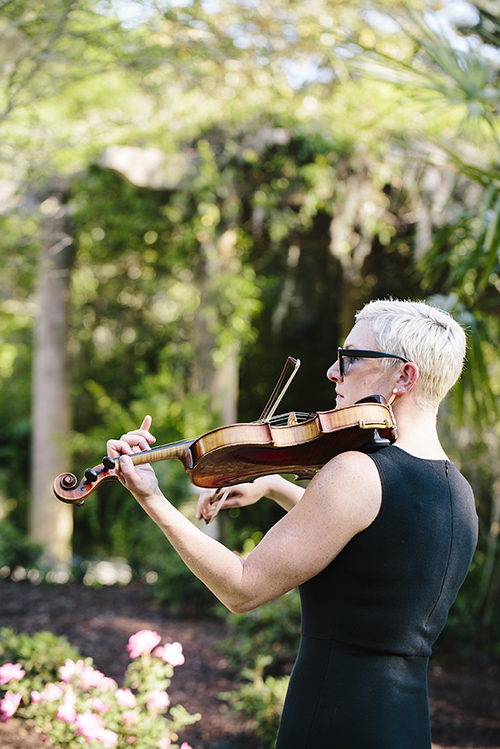 Maura playing violin in Airlie Gardens